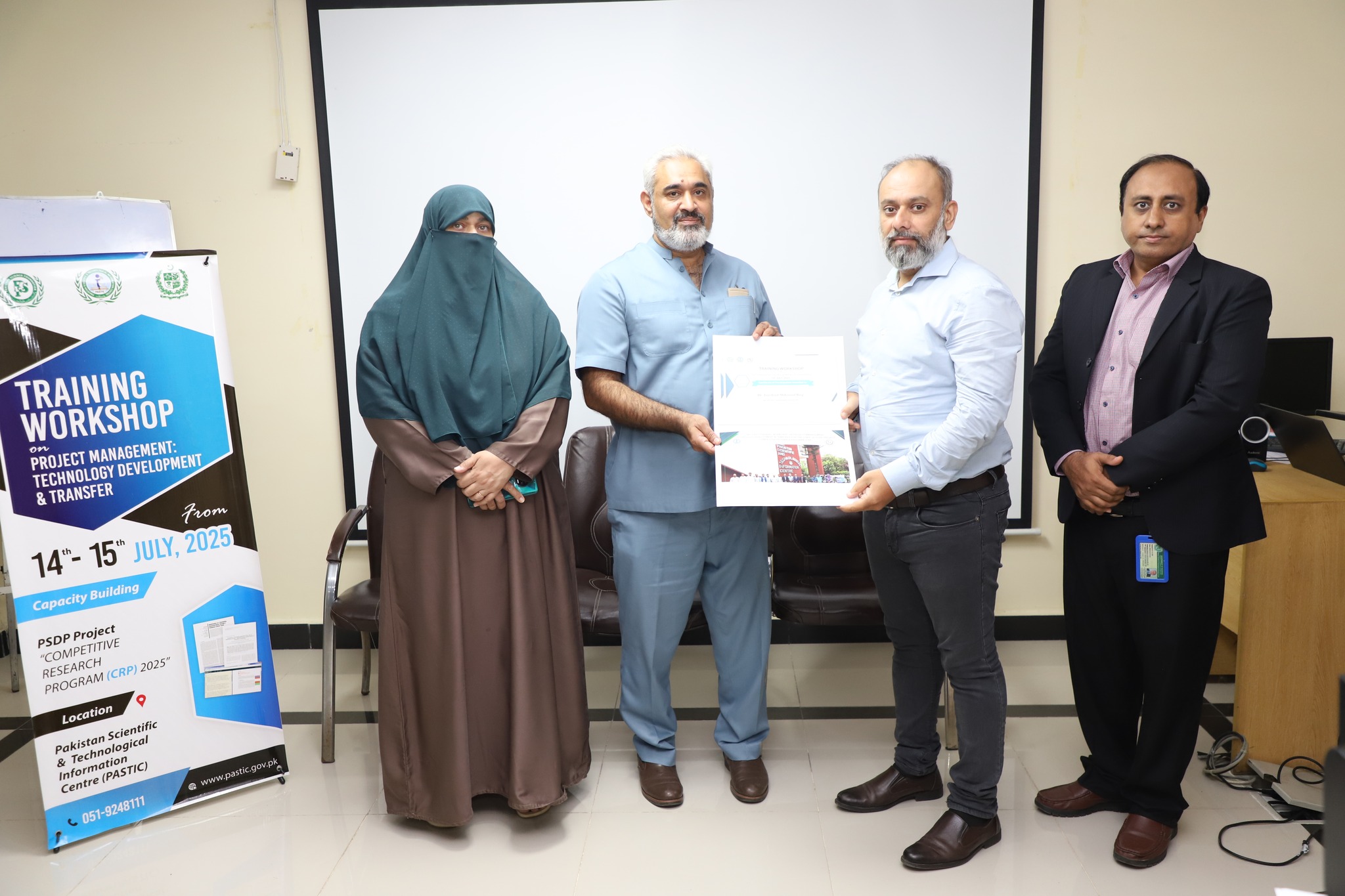 Certificate distribution ceremony recognizing participants’ achievements